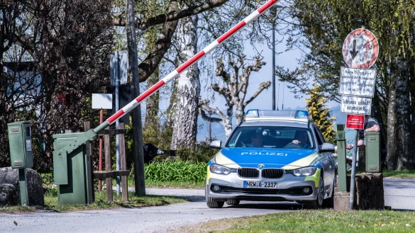 Polizisten hatten den Abriss der Parzelle von Mario S. begleitet. Es wird nicht das letzte Mal gewesen sein, dass die Polizei auf den Platz gefahren ist. &nbsp; - &copy; Archivfoto: Guido Kirchner/dpa