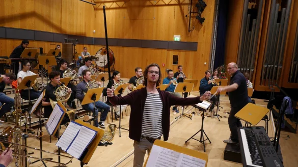 Das Blechbl&auml;serensemble &bdquo;hfmBrass" mit dem jugendlichen Helden Jonas Harksen (22) probt unter Leitung von Prof. Norbert Stertz. ⋌Foto: Thomas Kr&uuml;glerBlechbl&auml;serensemble &bdquo;hfmBrass" mit dem jugendlichen Helden Jonas Harksen (22) probt unter Leitung von Prof. Norbert Stertz. - &copy; Thomas Kr&uuml;gler