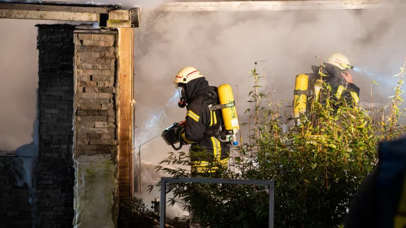 Ein Feuer hat am ersten Weihnachtsfeiertag in Barntrup großen Schaden angerichtet. - © Freitag-TV