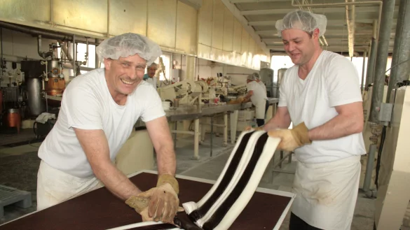 Der Duft von Pfefferminze liegt in der Luft: Die beiden Zuckerbäcker Burkhard Enkerts (links) und Alexander Storz (rechts) bei der Produktion der süßen Ware aus dem Hause Küfa. - © Sylvia Frevert