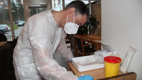 Altenpfleger Detlef Kersting nimmt die Abstriche f&uuml;r den Schnelltest. Alle, die im Seniorenwohnhaus Am Kurpark ein- und ausgehen, werden regelm&auml;&szlig;ig getestet. - &copy; Silke Buhrmester