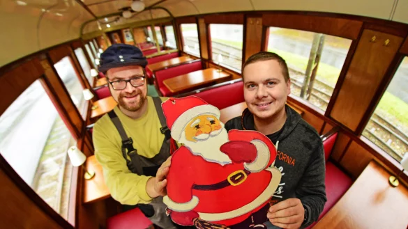 Golo Kahlert (links), Vorsitzender des Vereins Landeseisenbahn Lippe, und Maurice Ansorge mit dem Nikolaus im historischen Express. Foto: Nicole Ellerbrake - © Nicole Ellerbrake