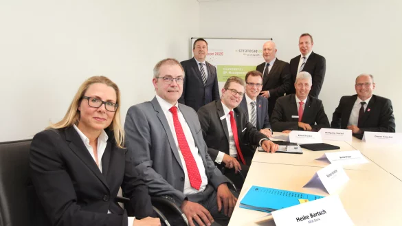 Millionenkredit unterzeichnet: Heike Bartsch (NRW-Bank), Rainer Grabbe, Arnd Paas, Klaus Dr&uuml;cker, Wolfgang Viertel und Dieter Saukel von den Sparkassen Paderborn-Detmold und Lemgo sowie (stehend von links) Dr. Axel Lehmann mit Dr. Helmut Middeke und Dr. Johannes H&uuml;tte. - &copy; Vera Gerstendorf-Welle