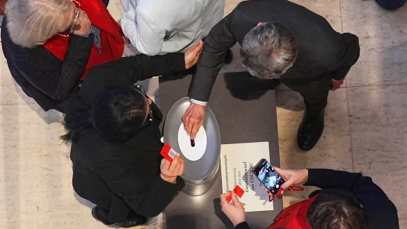 Bundestagsabgeordnete bei der Abstimmung zum "Zustrombegrenzungsgesetz". - &copy; Michael Kappeler/dpa