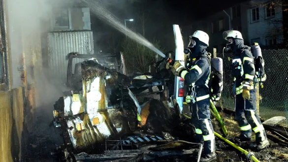 Durch das schnelle Eingreifen der Feuerwehr konnte ein &Uuml;bergreifen des Feuers auf die benachbarte Halle verhindert werden. - &copy; Barbara Franke
