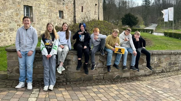 Acht Jugendliche haben im vergangenen Jahr auf Burg Sternberg mit ihrem Song „Be Real“ einen Ohrwurm geschaffen. - © Kulturstellwerk Nordlippe