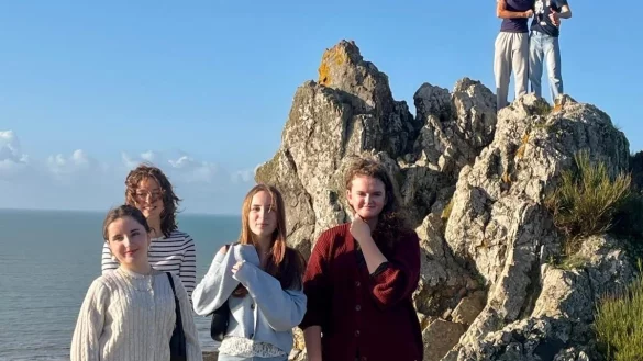 Zwei Französinnen Elisa Clairay und Lucie Fillonneau mit den Horn-Bad Meinbergern (von links) Nele Apelt, Xenia Cittel, Clemens Vothknecht und Pavlo Shershniev an der Küste der Normandie. - © Partnerschaftsverein