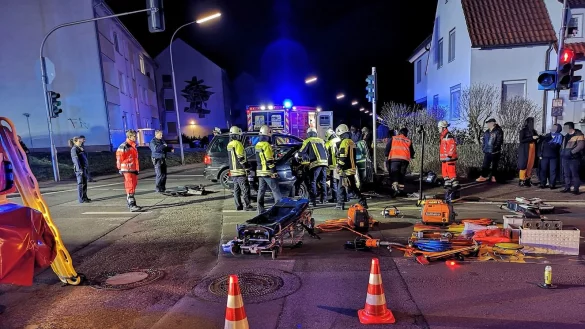 Zwei Menschen sind bei dem Unfall schwer verletzt worden. - © Feuerwehr Herford