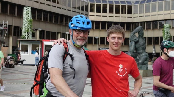 Fritz und sein Sohn Frederic radelten aus Bad Rothenfelde zur Kundgebung am Rathaus - © Peter Unger
