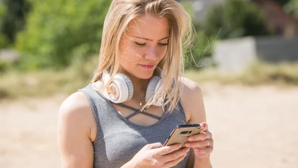 Mit dem Smartphone &uuml;ber all die Lieblingsmusik h&ouml;ren - &copy; Foto: Christin Klose/dpa-tmn