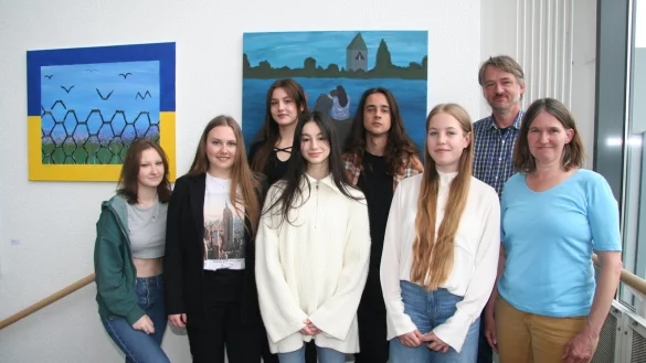 K&uuml;nstler Axel Pl&ouml;ger und Lehrerin Ina Fabisch (rechts) haben mit Sch&uuml;lerinnen des Berufskollegs die Ausstellung vorbereitet. - &copy; Cordula Gr&ouml;ne