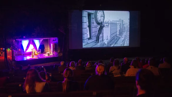 Im Mondscheinkino l&auml;uft ein Stummfilm. - &copy; Friedrich-Wilhelm Gol&uuml;ke/Landesverband lippe