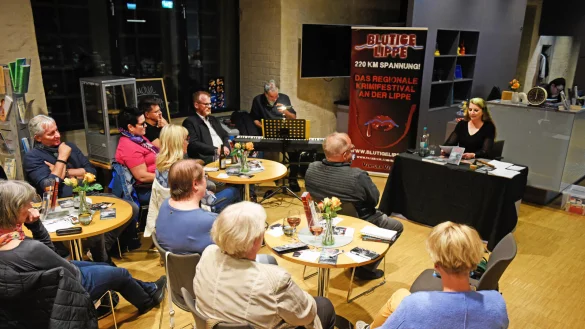 Autorin Meike Messal liest im Foyer des Schlosses Brake. - &copy; Nicole Ellerbrake