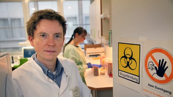 Chefarzt Dr. Jens Gieffers steht in der Tür des im Hygienelabors des Klinikums Lippe. Die Untersuchungen hier haben aber nichts mit dem Coronarvirus zu tun. Das übernehmen andere Labore. - © Bernhard Preuss