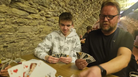Hannes und sein Vater Markus Klus sind beim Mau-Mau-Turnier voll involviert. - © Janet König