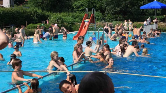 Andrang: Das Freibad Heiden ist bei Groß und Klein beliebt. - © Archivfoto: Bockwinkel