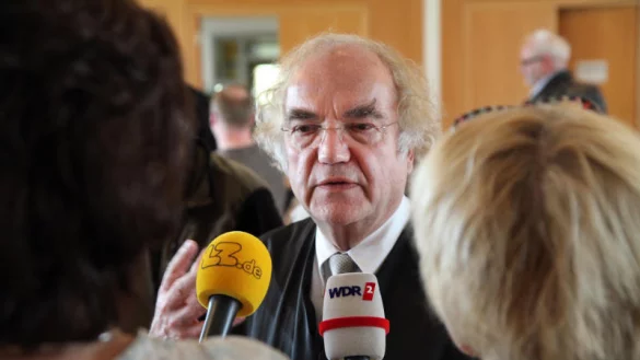 Nebenkl&auml;ger Thomas Walther beim Interview nach dem Prozess. - &copy; Bernhard Preu&szlig;