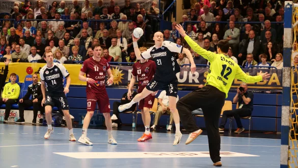 Die beiden Außen Leve Carstensen und Bobby Schagen (links) machten den TBV Lemgo Lippe gegen den 1. VfL Potsdam flott. - © Jörg Hagemann