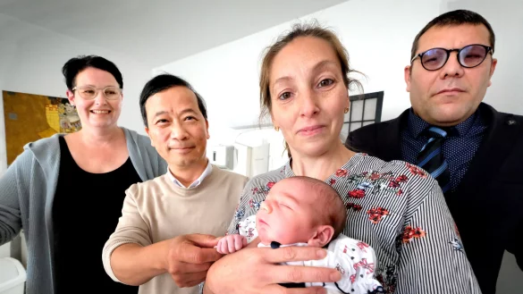Mutter Adriana Bathori mit der kleinen Esther, Hebamme Astrid Barkusky-Teichert (v.l.), Gyn&auml;kologe Van Minh Le und Mann Csaba  Bathori. - &copy; Andreas Fr&uuml;cht