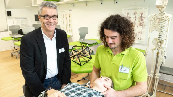 Übung: Der Leiter der Schule für Physiotherapie Lothar Hoerster mit den Schülern Sandro Tatischwili und Alisha Diekmann. - © Torben Gocke