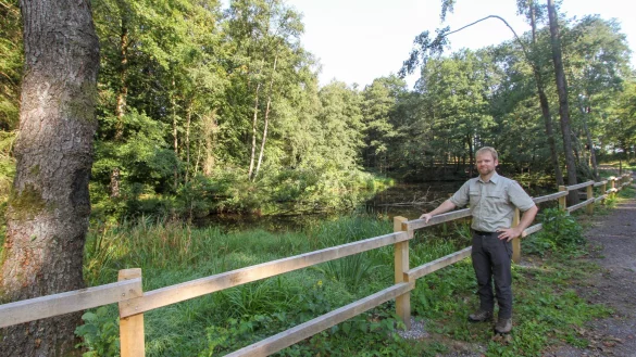 Thomas Fritzemeier am Teich im Heimbachtal, die Forstabteilung hat noch einen neuen Holzzaun errichtet.&nbsp; - &copy; Landesverband Lippe