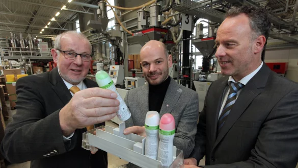 In der Produktion: Udo Voßhenrich, sein Sohn Oliver und Gesellschafter Christoph Moser (von links) zeigen ein Verkaufsdisplay, bei dem die Ware durch Federkraft automatisch nachgeschoben wird. - © Bernhard Preuß