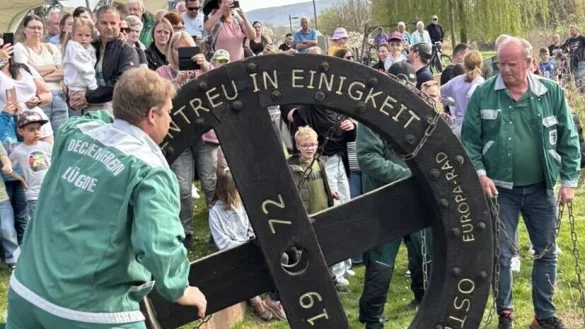 Die Dechen rollen die sechs Osterräder nacheinander in die Emmer. - © Osterdechenverein Lügde