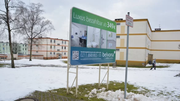 P&uuml;nktlich mit der &Uuml;bernahme durch die Belnova ist ein neues Schild in der S&uuml;dstadt in der ehemaligen Conle-Siedlung aufgestellt worden. Es ersetzt das der Altro Mondo. - &copy; Karin Prignitz