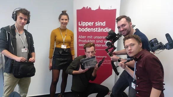 Das Drehteam in Aktion: (von links) Christian Strauch, Lisa Westerdick, Gavin Just, Philipp Distler und Jerome Meyert&ouml;ns haben die komplette Produktion der Azubi-Videos in der Hand. - &copy; IHK Lippe