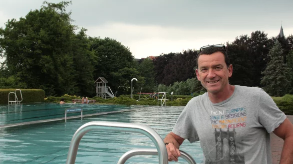 Gibt acht: Schwimmmeister Hans-Dieter Meier. - &copy; Sylvia Frevert