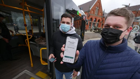 Sven und Tobias Hubbes (von links) f&uuml;hren ihre App Lynes vor, mit der es nun in ganz NRW Belohungen f&uuml;r die Nutzung von &ouml;ffentlichem Nahverkehr gibt. - &copy; Jost Wolf