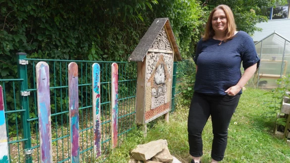 Die Kita des SOS-Kinderdorfes in Schwalenberg legt ihren Fokus auf die Naturp&auml;dagogik. Als Fachkraft f&uuml;r tiergest&uuml;tzte Intervention erg&auml;nzt die neue Kita-Leiterin Raphaela Kropp Hasenbein das Konzept sehr gut. - &copy; Michaela Wei&szlig;e