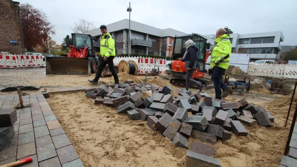 Die Pflasterarbeiten an der Mittelstra&szlig;e haben inzwischen das Ostertor erreicht. Dort endet die Bauma&szlig;nahme mit der noch ausstehenden Umgestaltung. Im Hintergrund ist die fr&uuml;here Sparkasse zu sehen. - &copy; Jens Rademacher