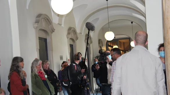 Medienrummel und gro&szlig;es Interesse der B&uuml;rger an dem Prozess vor dem Detmolder Amtsgericht, in dem es um einen Nachbarschaftsstreit im Mai 2019 in Fromhausen geht. - &copy; Silke Buhrmester(LZ)