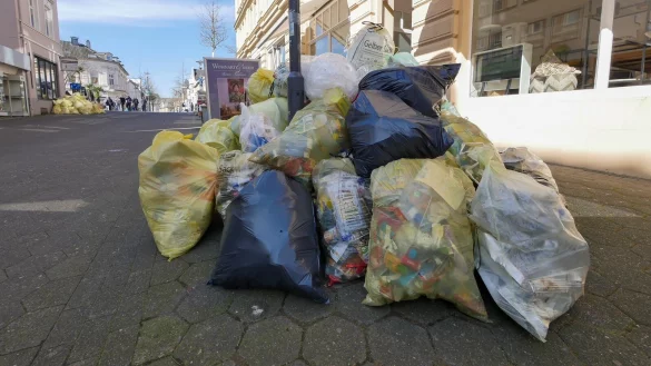 Der gelbe Müll bleibt mitunter bis zum frühen Nachmittag in der Fußgängerzone liegen. - © Jost Wolf