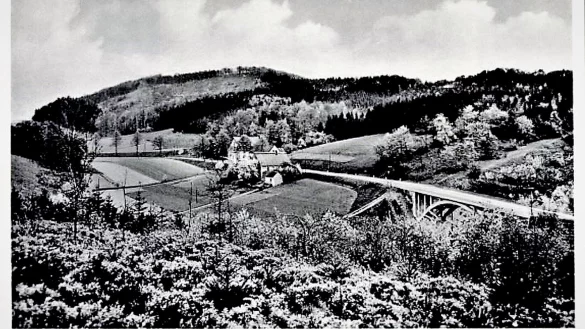 Das Gasthaus Deppe auf einer alten Ansichtskarte. Auf dem Höhenzug hinter dem Gasthaus bauten die Lipper im Jahre 1177 die Löwenburg. Repro: Horst Biere - © hb