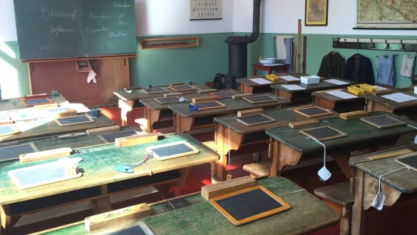 Früher musste jeder Schüler unbedingt eine Schiefertafel haben. Heute sind oft teure iPads nötig, um in der Schule mitarbeiten zu können. Die Sekundarschule wollte Leih-Tablets auch ohne Antrag herausgeben. Die Poltik stimmte dagegen. - © Symbolbild: pixabay/Nuffer