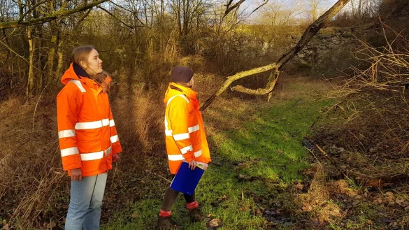 Yasmin Günterberg und Carolin Mügge vom Kreis Lippe legen im Steinbruch fest, wo die Freischneidearbeiten beginnen sollen. - © Bildrechte: Gemeinde Schlangen