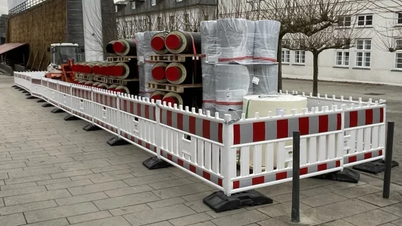 Bildbeschreibung: Die Wärmeleitungen und der Bagger stehen bereit. Die Baustelle an der Salinenstraße beginnt in Kürze. - © Stadt Bad Salzuflen