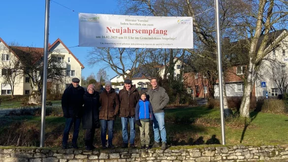 Das Banner hängt - jetzt hoffen die Hörster Vereine und Initiativen, dass der Neujahrsempfang im Gemeindehaus auf große Resonanz stößt. - © Fotorechte: Leben in Hörste