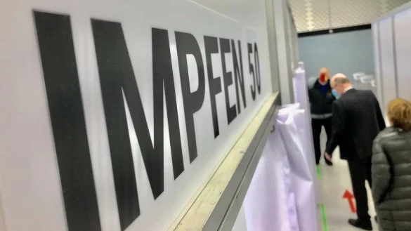 Zahlreiche Mitarbeiter aus Rettungsdienst, Feuerwehr und Pflegediensten sind am Donnerstag mit dem AstraZeneca-Stoff geimpft worden. - &copy; Thomas Lieske