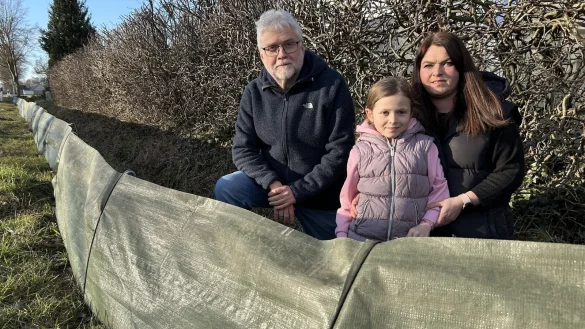 Sammeln gerne Kröten ein: Dirk Rosenlicht, Amphibienbeauftragter des Naturschutzbundes (NABU) in Leopoldshöhe, mit Marie und Mutter Carina Vauth. - © Anna-Lena Hinder