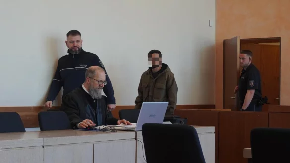 Die Justizbeamten führen den Angeklagten aus der Zelle in den Gerichtssaal. Am dritten Prozesstag trifft der 25-Jährige auf einige Familienmitglieder, die als Zeugen geladen sind. - © Michaela Weiße