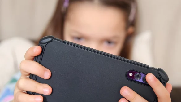 Kind mit Smartphone - &copy; Foto: Mascha Brichta/dpa-tmn