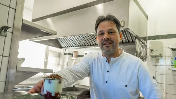 Stephan B&uuml;ker vom Landhaus Begatal pr&auml;sentiert das Dessert f&uuml;r die Live-Kochshow - &copy; Jannik Stodiek