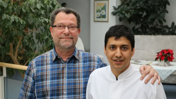 Zwei Arztgenerationen: Nashwan Mohammed (rechts) führt die Praxis von Dr. Helmut Feucker in Wüsten weiter. - © Yvonne Glandien