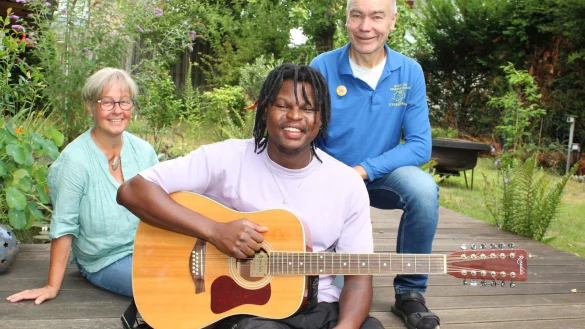 M&aacute;rio Cl&eacute;rcio Tsembane (Mitte) ist mit seinen Gasteltern Andrea Witteborn-Stemberg und Andreas Stemberg auf einer Wellenl&auml;nge. - &copy; Sandra Castrup (LZ)