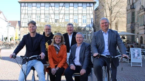 Niklas Koormann, Jan Wisomiersky (beide Lippe Tourismus und Marketing, von links), Rintelns Bürgermeisterin Andrea Lange, Thomas Gieselmann (Pro Rinteln), Hubertus Fricke (Kämmerer der Gemeinde Extertal) und Dirk Ackmann (Pro Rinteln) freuen sich auf den Start der diesjährigen Draisinensaison. - © Lorraine Brinkmann