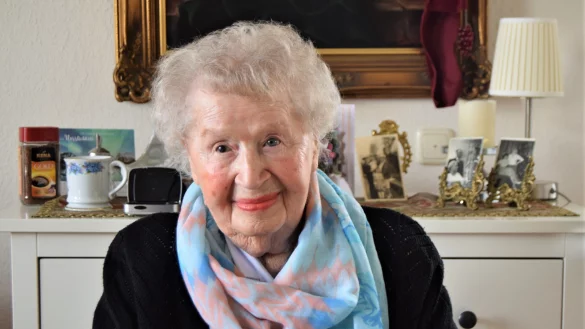 Seit zehn Jahren lebt Helene Kuschka nun im Hermannshof in Horn-Bad Meinberg und hat sich ihr Zimmer wohnlich eingerichtet. &bdquo;Fr&uuml;her hatte ich eine tolle Wohnung in Duisburg", schw&auml;rmt sie. - &copy; Greta Wiedemeier