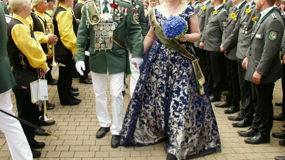 Schreiten das Spalier ab: Das K&ouml;nigspaar &bdquo;Der Brakeberger" Burkhard I. Dreier und &bdquo;Die Bedachte" Kathrin I. Klemme. - &copy; Wulf Daneyko